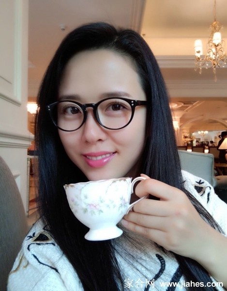 颜丹晨近距离特写，她轻托脸颊，目光澄澈望向镜头，细腻的肌肤与精致的五官在自然光下更显柔和