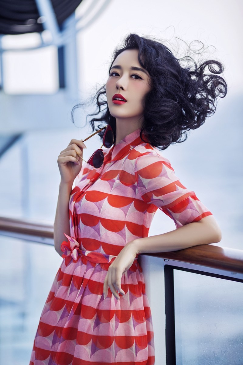 颜丹晨光影写真演绎多面魅力从清冷仙子到优雅女王