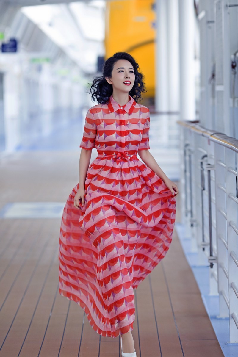 颜丹晨一袭纯白礼服亭亭玉立，典雅仪态与精致妆容烘托出女神般光彩
