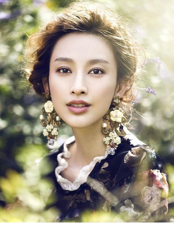 张俪手提印花裙摆翩然转身，笑容灿烂如夏日阳光，裙裾飞扬灵动