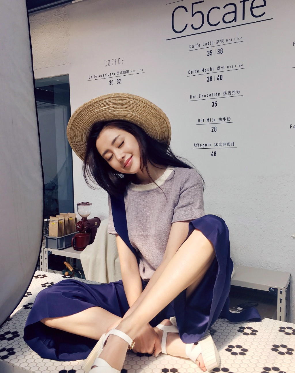 张天爱漫步林间回眸 风扬起发丝尽显灵动之美