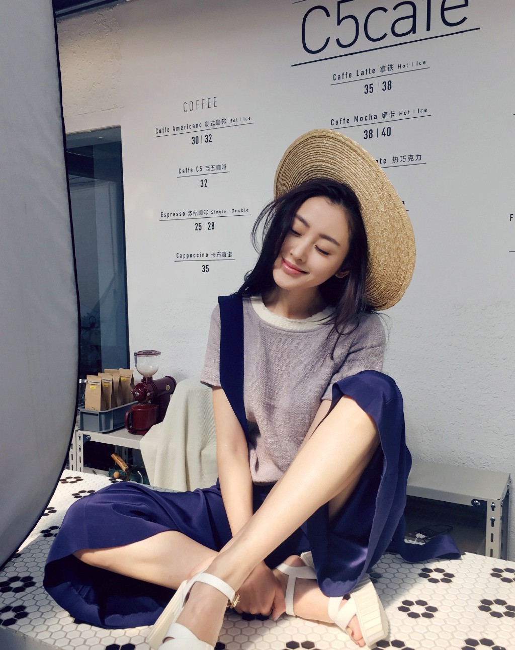指尖轻触翠绿植物 张天爱演绎人与自然对话瞬间