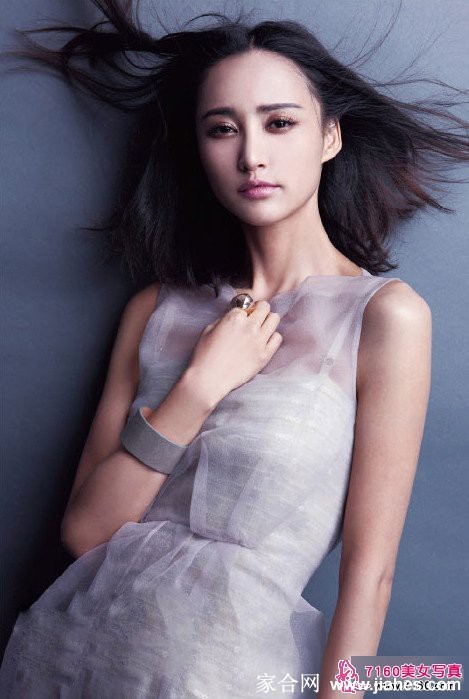 张歆艺黑白肖像特写眼眸清澈如深潭，细腻肌肤与光影交织演绎经典永恒的魅力