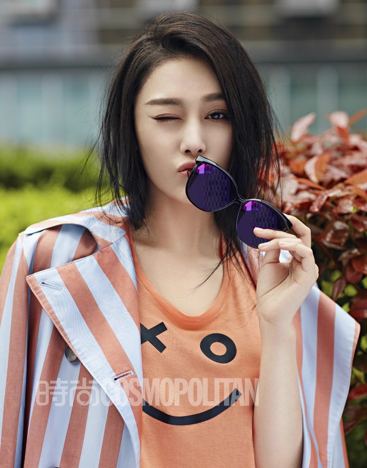 张馨予慵懒倚靠眼神迷离，光影交织中散发静谧妩媚气息