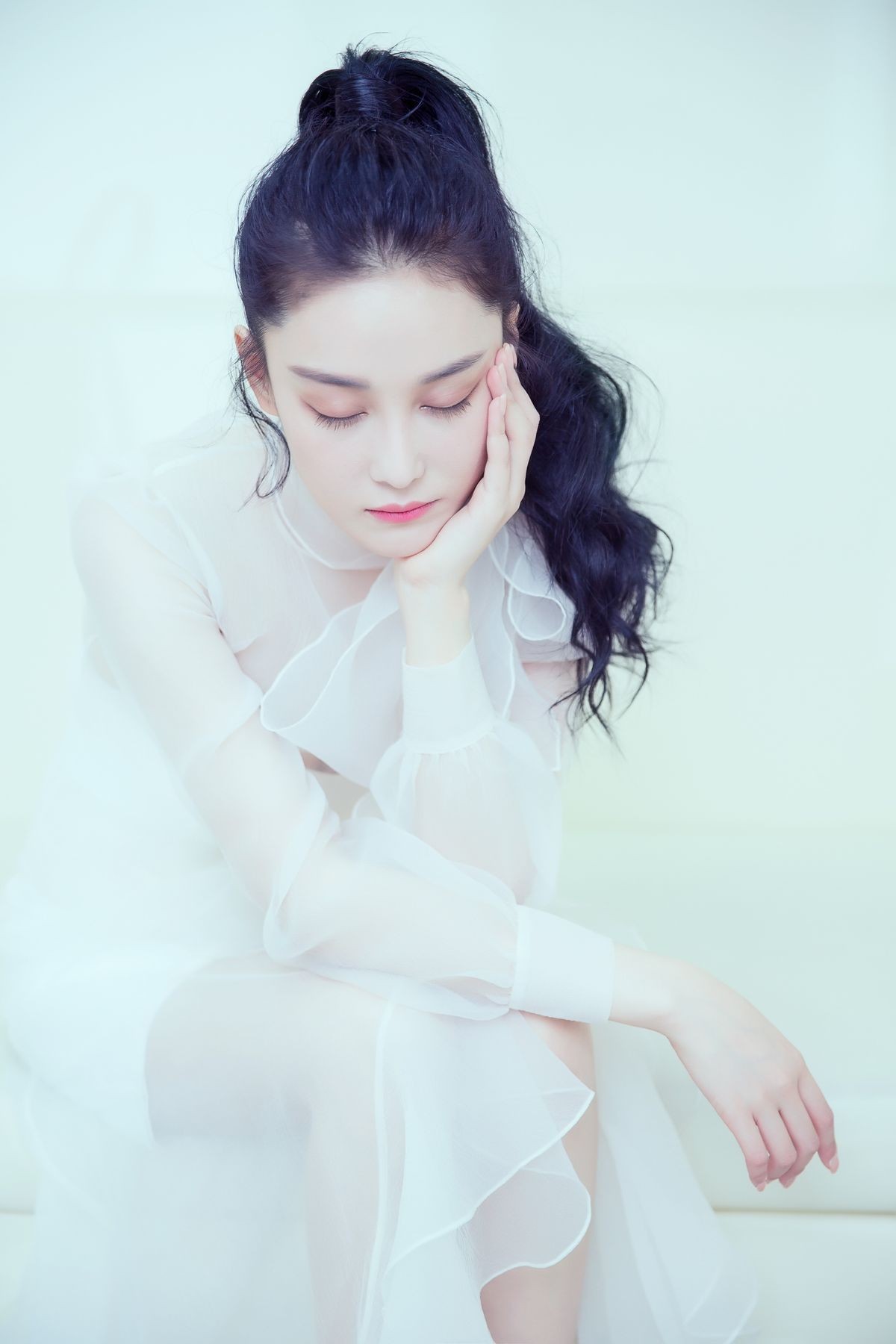 张馨予回眸浅笑发丝随风轻扬，简约白衫下尽显温柔风情