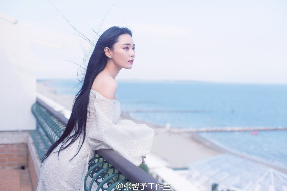 张馨予发型自然披散神情放松，捕捉私下最真实自在的状态