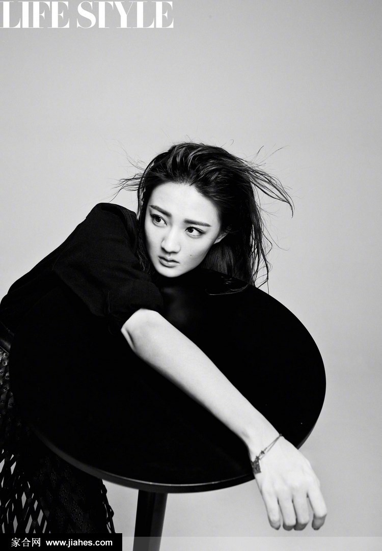 徐璐倚靠墙面姿态放松光影交织于身侧营造出静谧而富有故事感的氛围