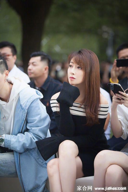 陈紫函漫步于活动现场，裙摆轻扬展现灵动之美