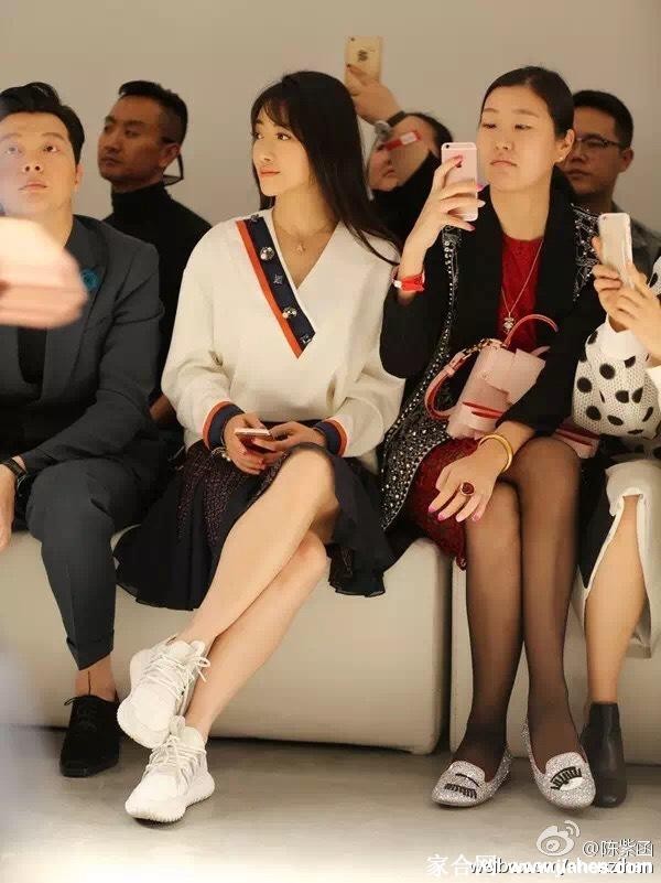 陈紫函手持话筒姿态从容，短裙造型衬托姣好身材