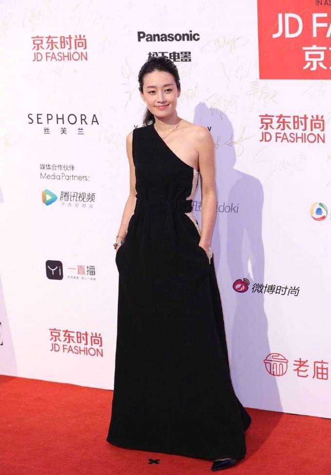双姝并肩而立姿态优雅，红毯之上完美诠释了中年女星的从容气场