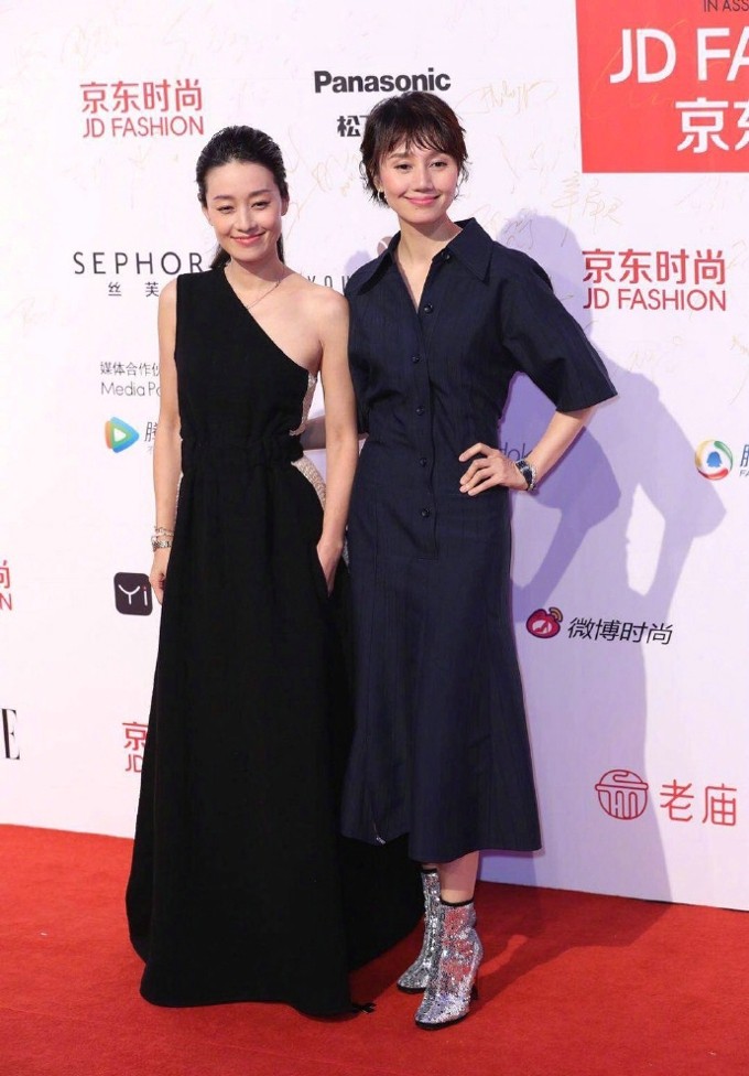 镜头定格瞬间，马伊琍与袁泉眼神坚定微笑示意，尽显成熟女性的自信风采