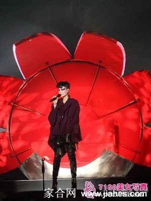 演唱间隙，王菲嘴角扬起一抹若有似无的浅笑，眼神望向远方，仿佛与台下万千观众进行着一场无声却深刻的精神交流。