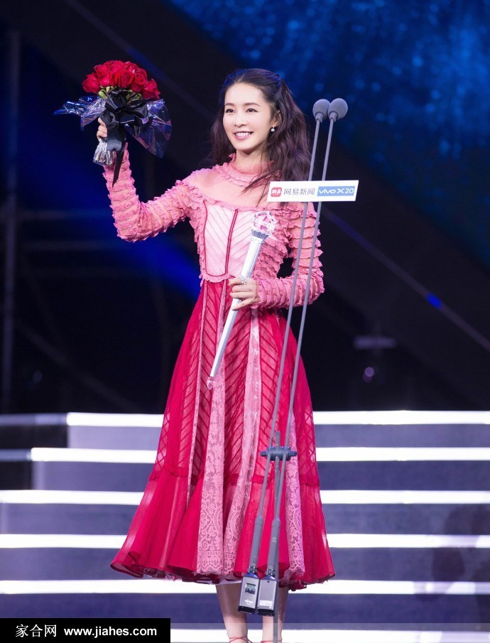 李沁与美美蛋糕裙的时尚协奏：俏皮灵动与优雅女人味的完美交融