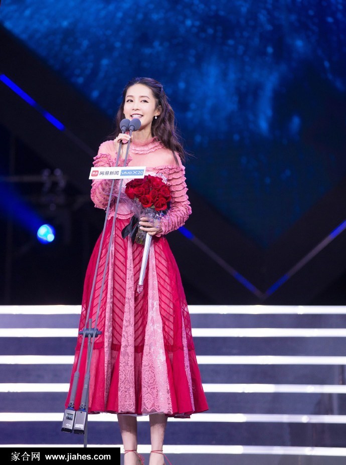 李沁头戴彩色生日帽双手扶檐，展露宛如邻家少女般的娇憨与甜美笑容
