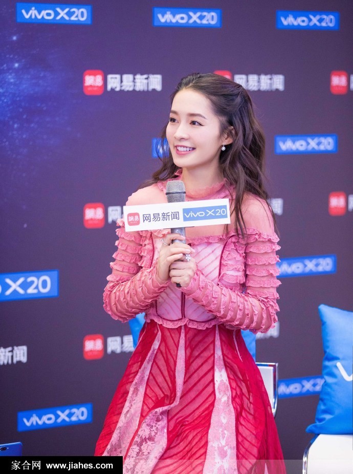 李沁闭目双手合十虔诚许愿，柔和光线勾勒出静谧美好的侧颜与纤长睫毛