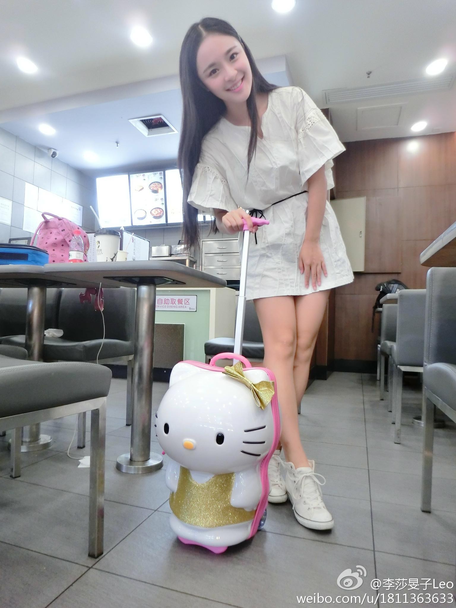 远镜头中，李莎旻子背影融入苍翠背景，仿佛与自然达成无声的默契