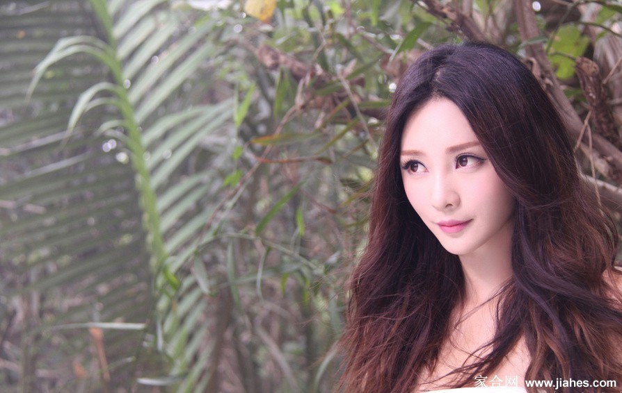 柳岩背影优雅，白裙曳地，回眸瞬间定格温柔与力量，仿佛从故事中缓缓走来