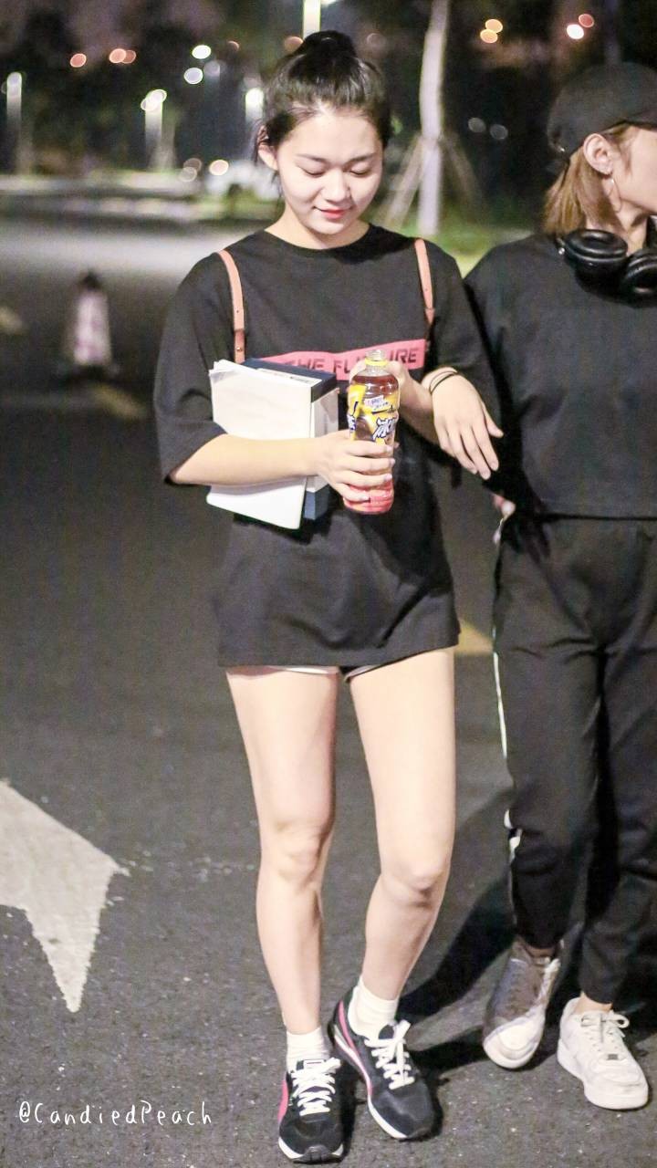 段奥娟素颜街拍尽显迷人美腿
