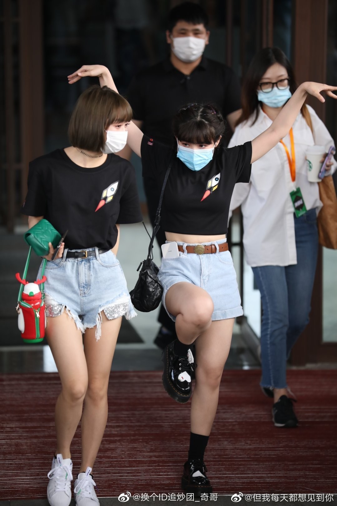 阳光洒落街头，段奥娟随意漫步，笑容灿烂如初夏微风