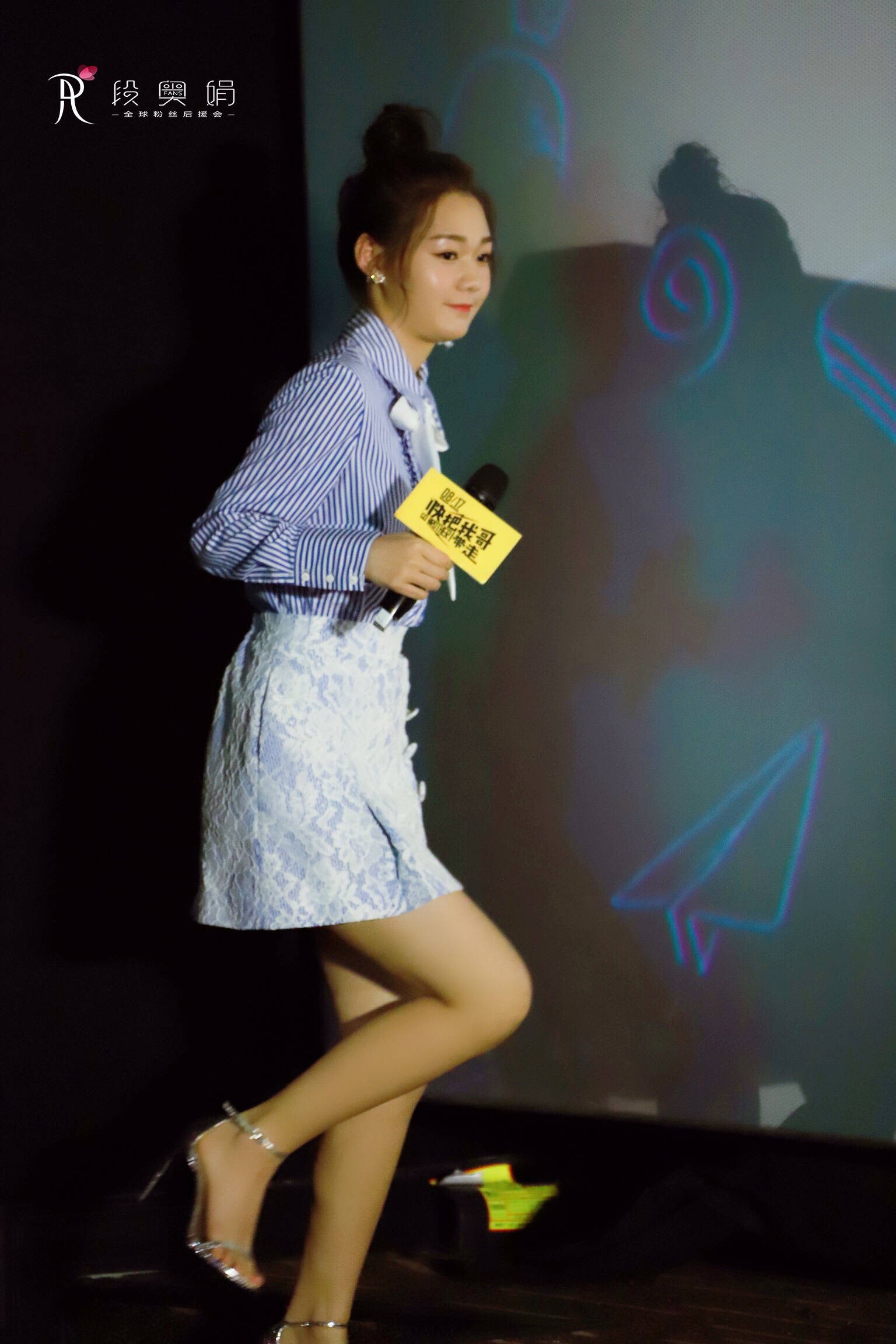 行走间抓拍，段奥娟步伐轻盈，美腿笔直如画中仙子
