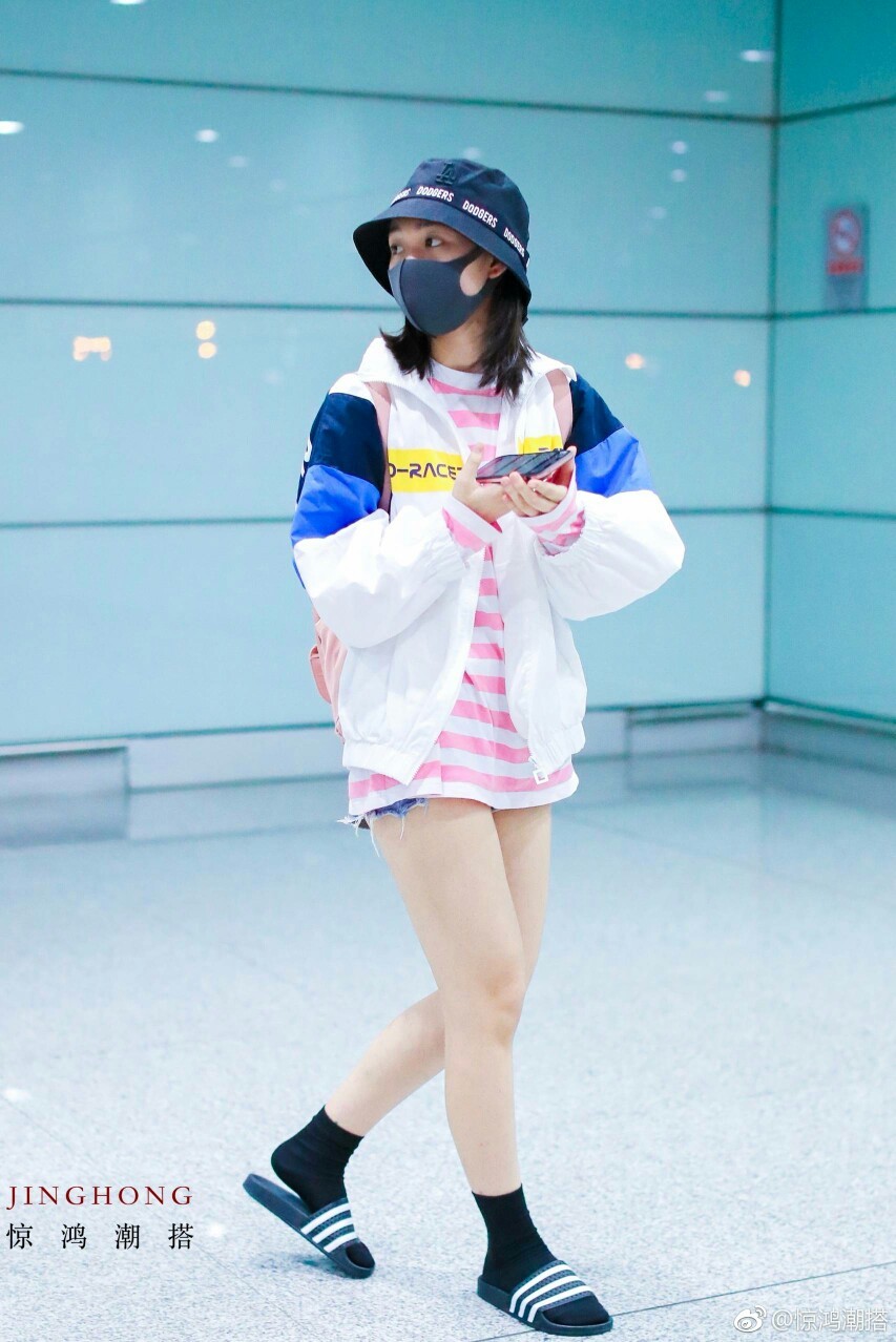 侧身而立，段奥娟腿部线条流畅优美，尽显活力少女姿态
