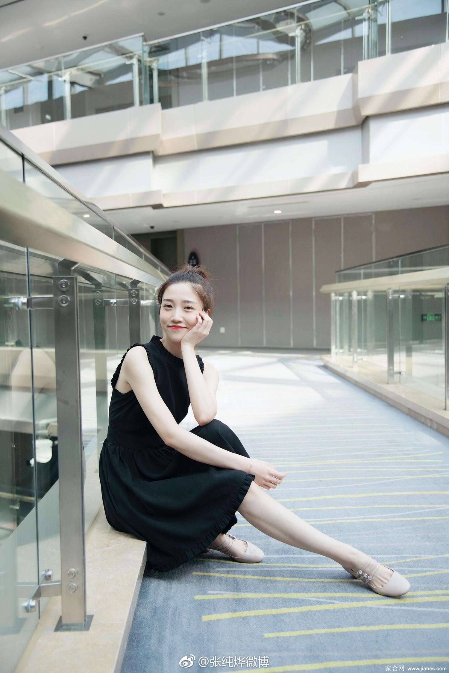 张纯烨整体造型全景展示，户外街拍完美融合自然与时尚，丝袜高跟成为点睛之笔