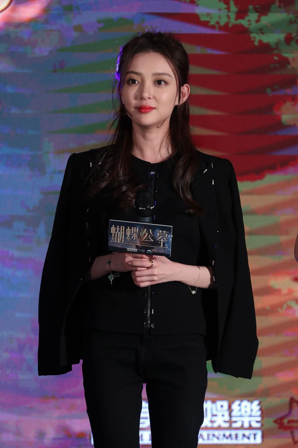 整体造型全景，汪小敏巧妙融合柔美丝袜与个性牛仔，时尚感满分
