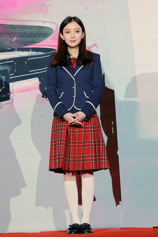 灯光摇曳中的汪小敏背影，牛仔裤造型勾勒出完美身材比例与曲线
