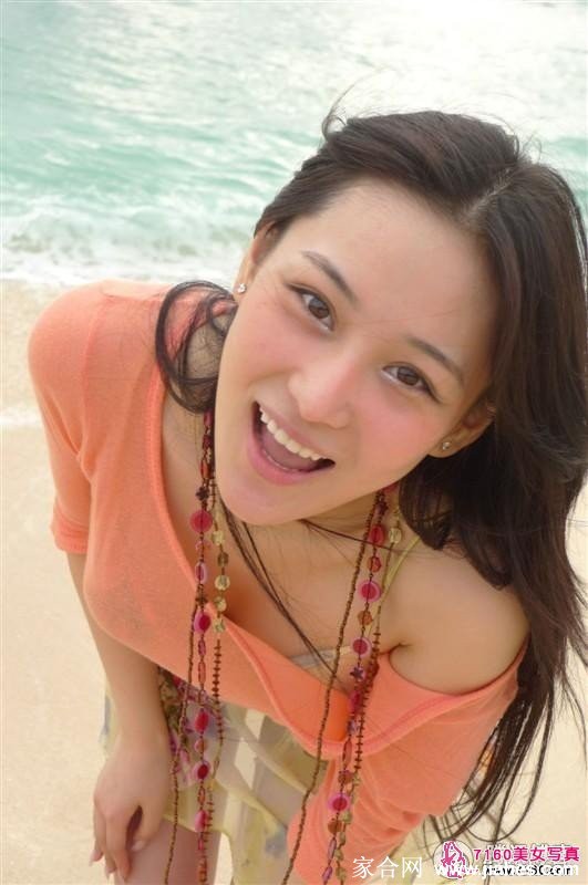 张馨予侧身凝望海面，水珠挂在她长长的睫毛上，眼神迷离深邃，仿若沉思的海中精灵。