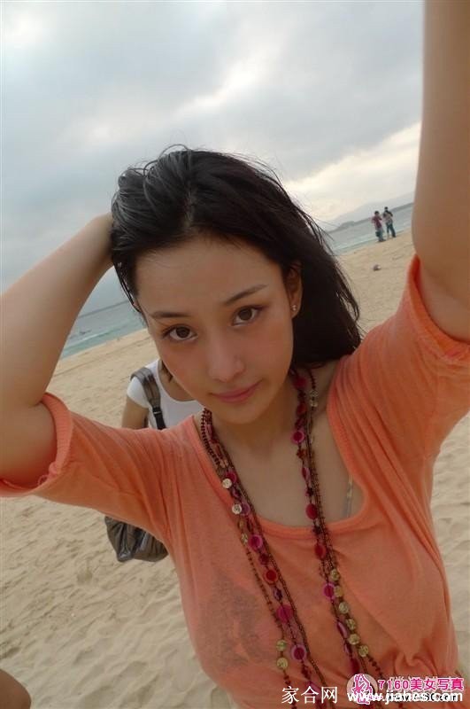 张馨予背对镜头走向大海，湿漉的背影与辽阔的海面构成一幅充满孤独感和故事感的电影画面。