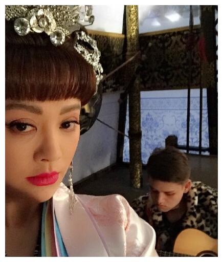 “30多次胎”女明星？从杨幂被污名化到羊胎素乱象，谁在靠编造女性苦难收割流量？