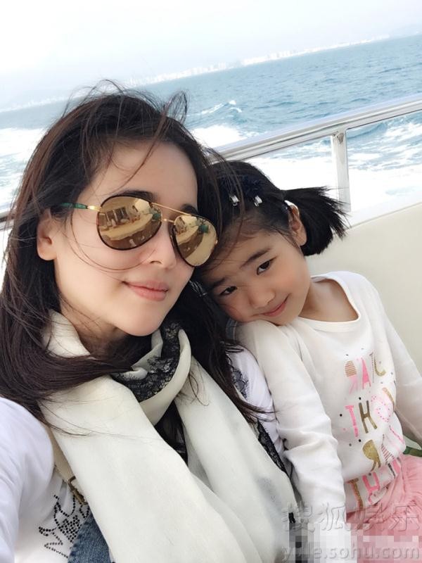 从“风流成性”到单亲女王，48岁左小青离婚后凭啥逆袭？