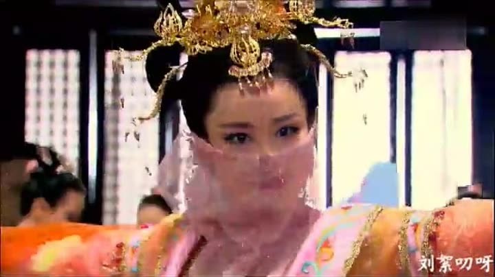张馨予暴瘦8斤演话剧，何捷探班送花篮落款“我的小孩”