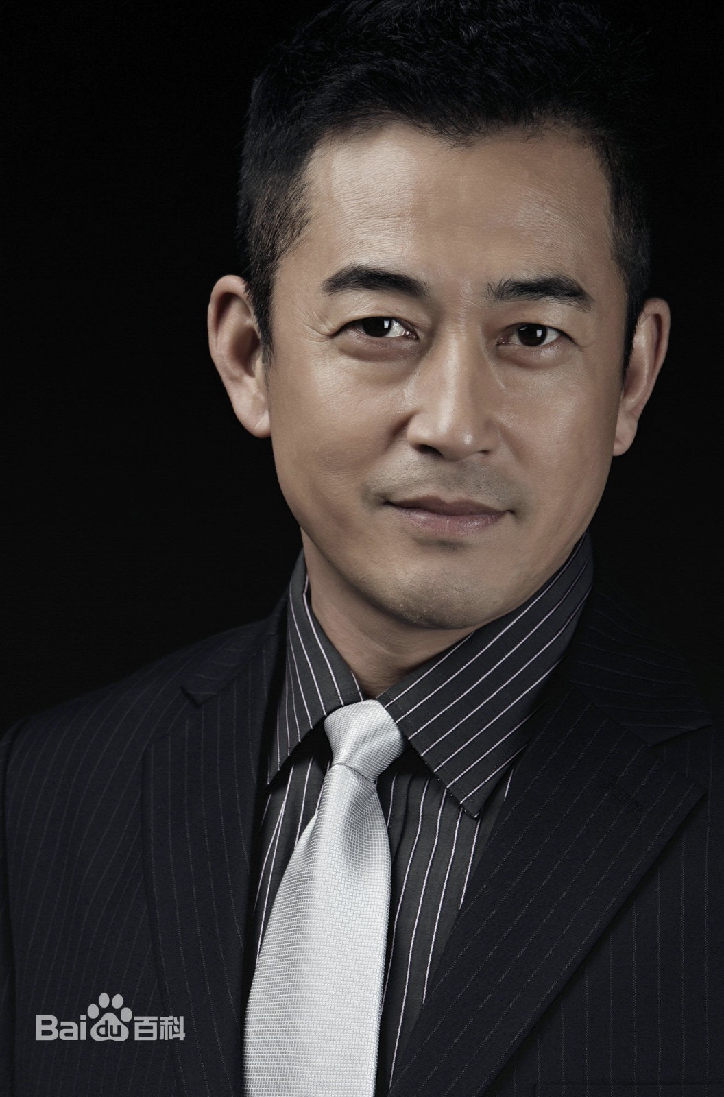 揭秘老戏骨王志飞：把张歆艺捧红却狠心分手，如今为何恋上小15岁娇妻？