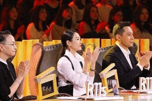 被躁120分钟，董卿再摊大事！53岁素颜照引爆全网，这次全民赎罪了？
