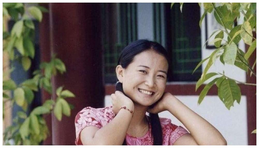 贾玲亲姐贾丹：放弃大学取消婚礼，如今却成54亿帝国最大谜团
