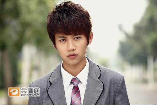 朱梓骁在直播间带货时的专注神情特写