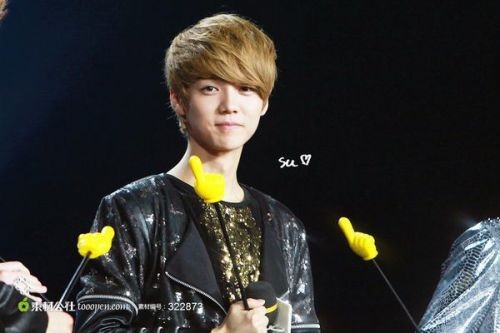 吴世恩与鹿晗在EXO时期舞台表演的同框照