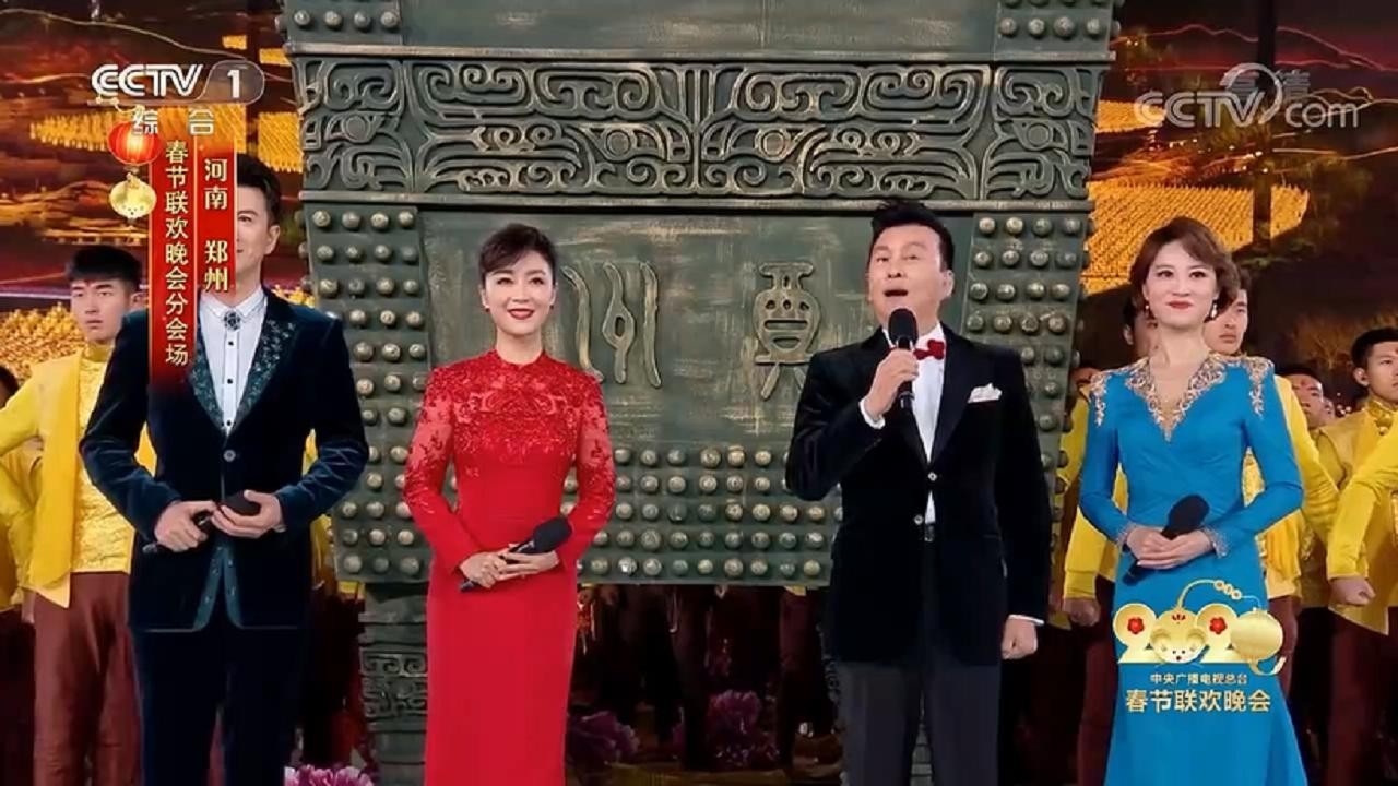 李菁参加央视春晚相声表演的舞台剧照