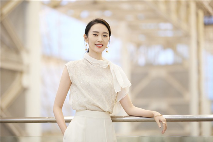 童瑶在《三十而已》中顾佳角色的职场剧照