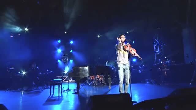 王力宏演唱会现场舞台照