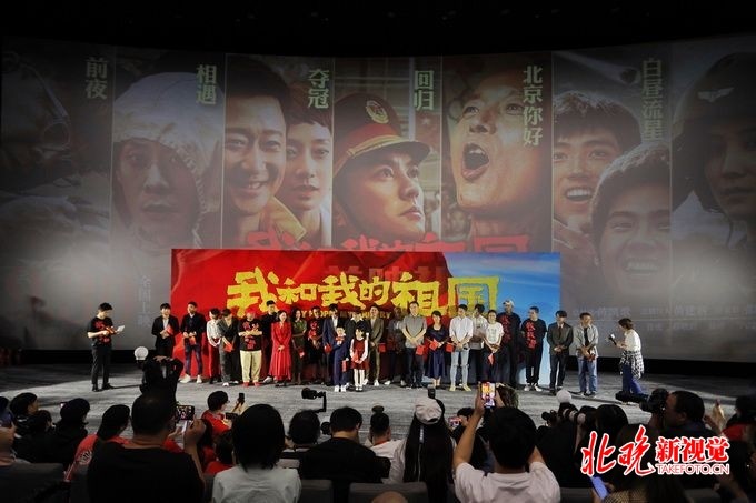 导演在首映礼现场讲述拍摄花絮的舞台照片