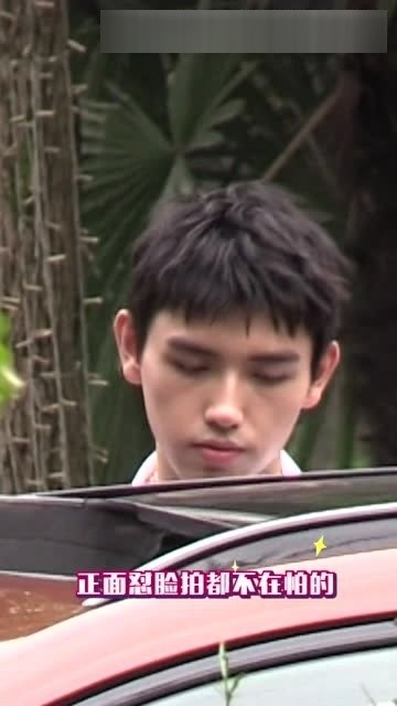 电影剧照中王源满脸泥泞的特写镜头