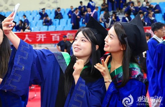 小彩旗2024年在英国硕士毕业时的近照