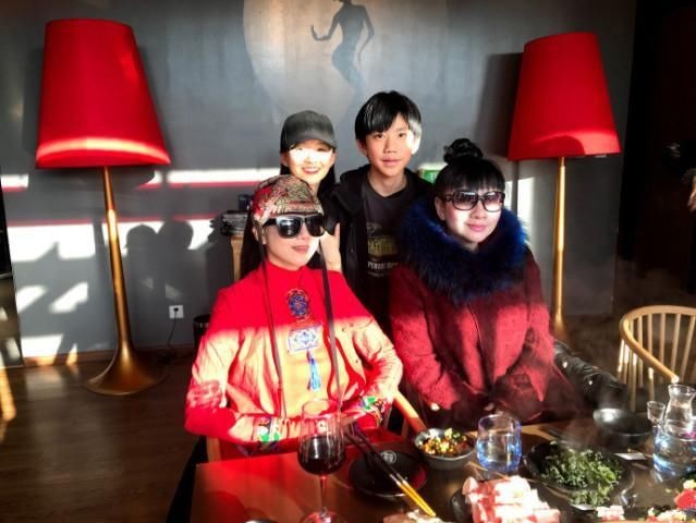 小彩旗童年与杨丽萍一同练舞的合影