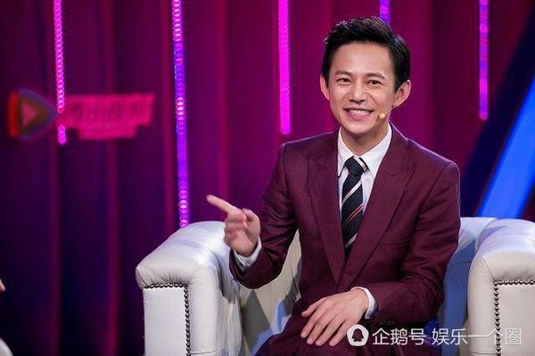何炅在《向往的生活》节目中回应婚姻问题的画面截图