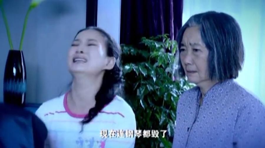 毛多多老太太在电脑前学习视频剪辑的画面