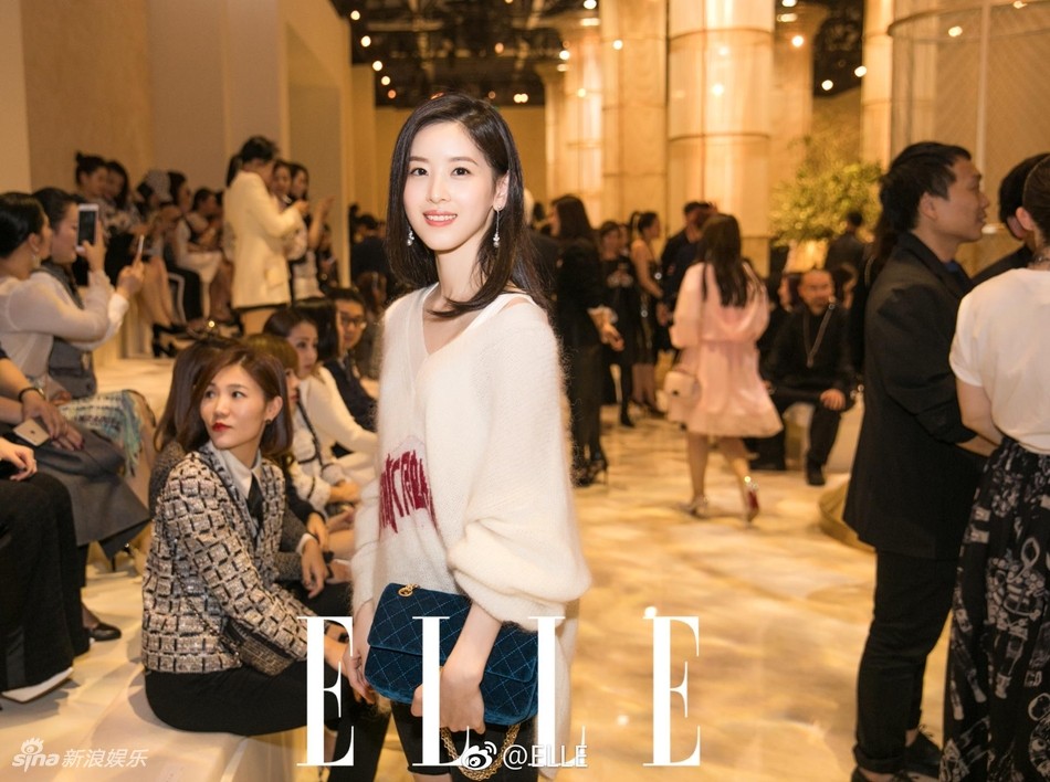 龙丹妮在签约仪式上面带微笑与艺人合影的现场照片