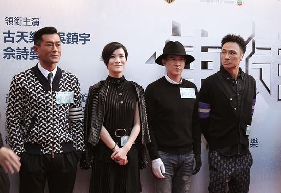 电视剧《使徒行者》官方海报，苗侨伟、佘诗曼、林峯三位主演身着警服与便装交替出镜，暗色调背景营造悬疑氛围