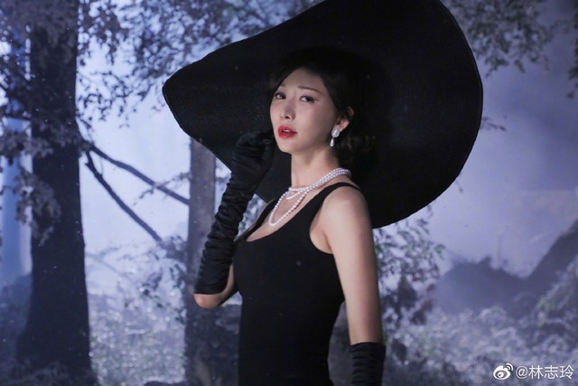 两人身着礼服在雪地中深情对视的侧拍花絮